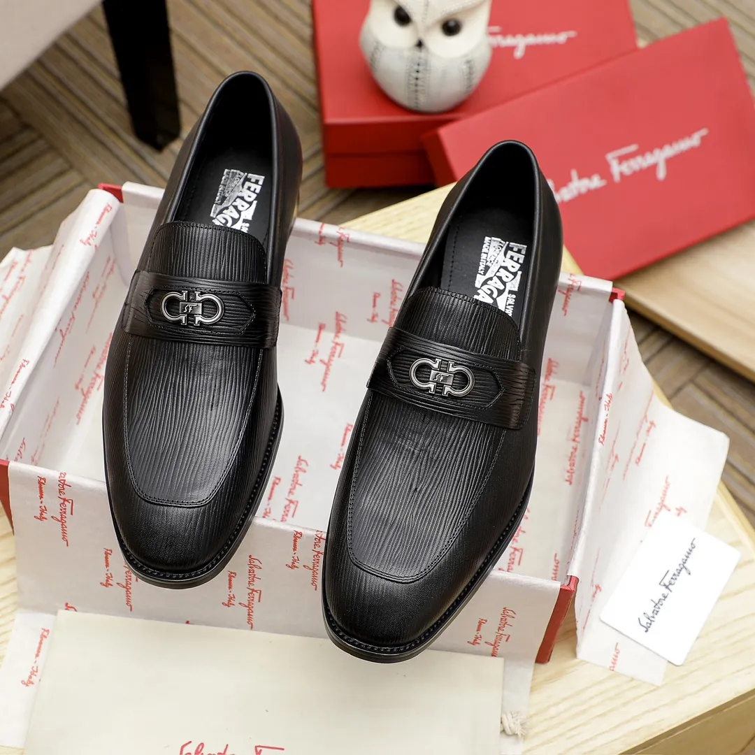 Factory price 460 🔥Ferragamo's new men's casual slip-on shoes🇨🇳Official website original 1:1 mold opening, original quality💯Fine workmanship, high-end luxury☘The upper is made of imported Italian first-layer cowhide🌴Water-dyed🐂Leather lining🍓Rubber wear-resistant and non-slip outsole, breathable and comfortable to wear🍍The first choice for high-grade men, black is optional! Code number 38-44 (45.46. Can be customized)